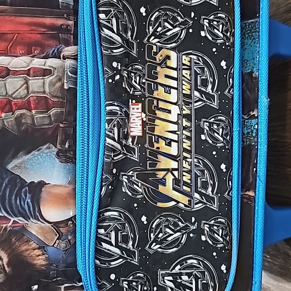 Avengers Infinity War kids size suitcase with wheels - Picture 4 of 8